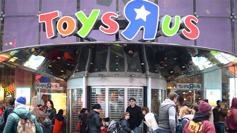 Toys R Us Returns To Times Square
