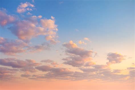 Heren Kleuren Van Sky Clouds Background Op Sunrise Tijd Stock Foto