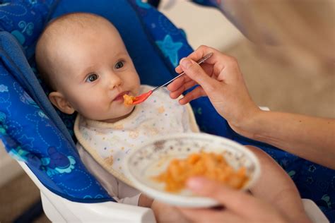 The advice to start your baby on solid foods between 4 and 6 months of age isn't just an arbitrary number. Starting Baby on Solid Foods | Baby Ready for Solid Food