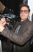 Robert Downey Jr. firma autógrafos a su llegada a Good Morning América ...