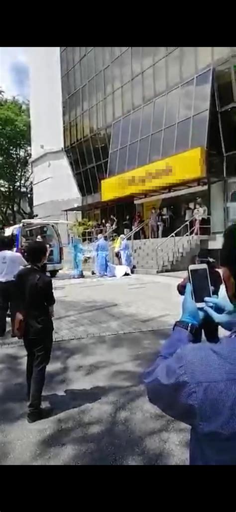 Jelajahi video terbaru dari tagar: Man fainting at bank in viral video is due to other ...