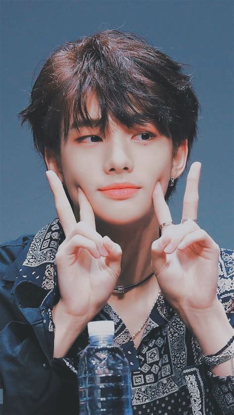 His height is 1.78 m and weight is 65 kg. Pin en Hyunjin