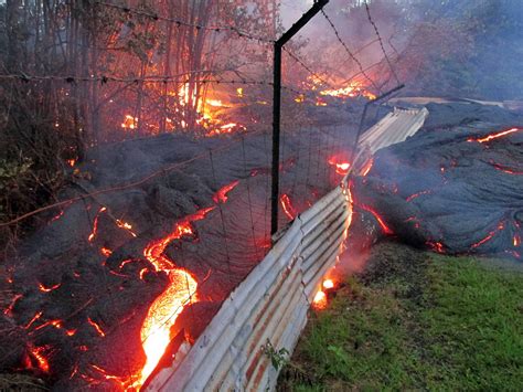 Flowing Lava In Hawaii Has Set Its First Home On Fire Business Insider