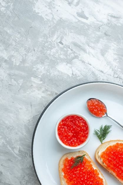 Vista De Cima Sandu Ches Saborosos De Caviar Dentro Do Prato Na Superf Cie Branca Lanche Peixe