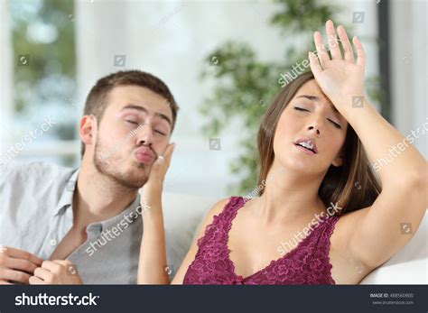 しつこい彼氏との性交を避けるために頭痛を装う女性写真素材488560900 Shutterstock