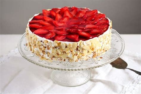 · spread strawberry ice cream over the fudge, level the top of the cake, and freeze until the whole cake is very firm, at least 3 hours and up to 1 day. Strawberry Cheesecake with Cream Cheese and Yogurt Filling