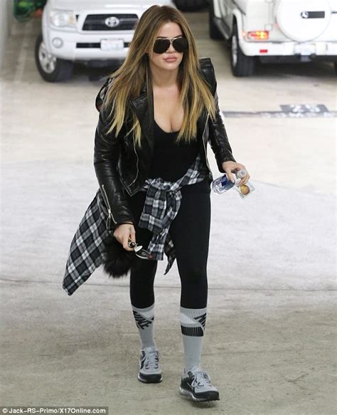 Khloe Kardashian Shows Off An Eye Popping Pout Daily Mail Online