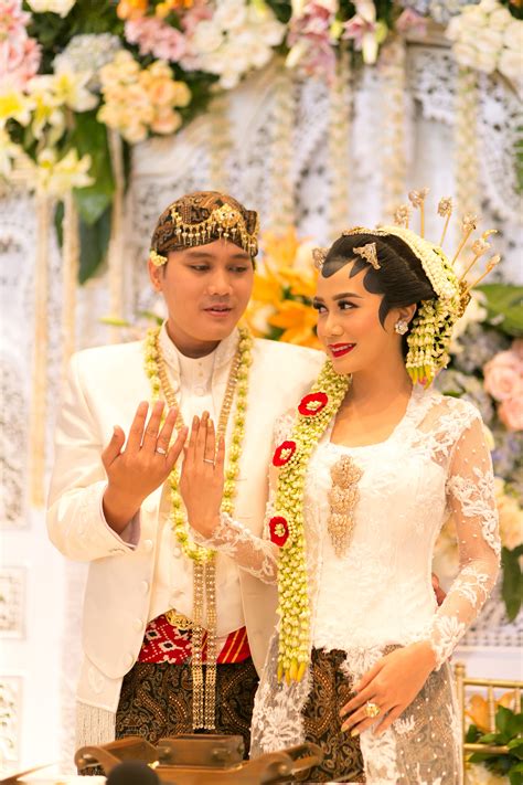 Pakaian orang tua pengantin adat jawa kalau bab pakaian adat jawa timur maka yang pertama kali terbersit dalam pikiran adalah pakaian orang madura. Koleksi Populer Pakaian Akad Nikah Adat Jawa | Ideku Unik