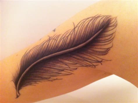 feather tattoo | Feather tattoo, Body art tattoos, Feather tattoos