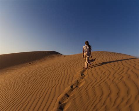 Wallpaper Girl Walking In The Desert Sands 1920x1200 Hd Picture Image