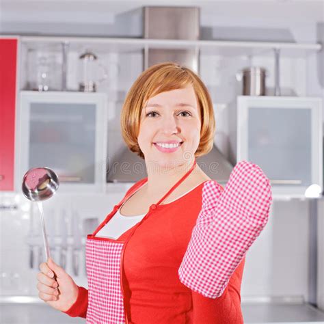 belle jeune femme au foyer dans la poche de fixation de cuisine photo stock image du tablier