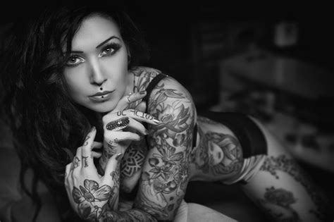 Чарующая эстетика татуированных девушек на черно белых фото на сайте