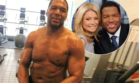 Kelly Ripa S Co Host Michael Strahan Shows Off His Nfl Star Abs And
