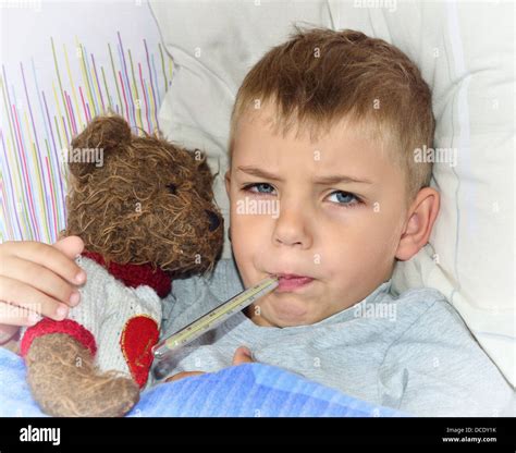 Poco Chico Enfermo Acostado En La Cama Con Fiebre Fotografía De Stock Alamy