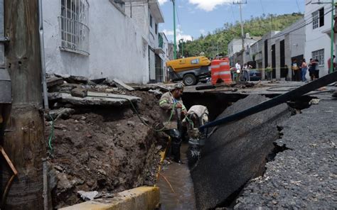 La Calle Se Volvi Un R O Fuga De Agua Masiva Provoca Socav N En La Gam La Prensa Noticias