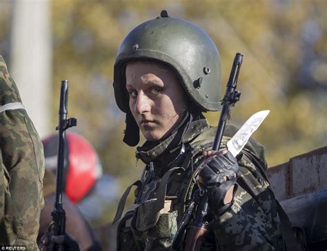 photographs offer look at female soldiers tackling isis to fighting in ukraine daily mail online