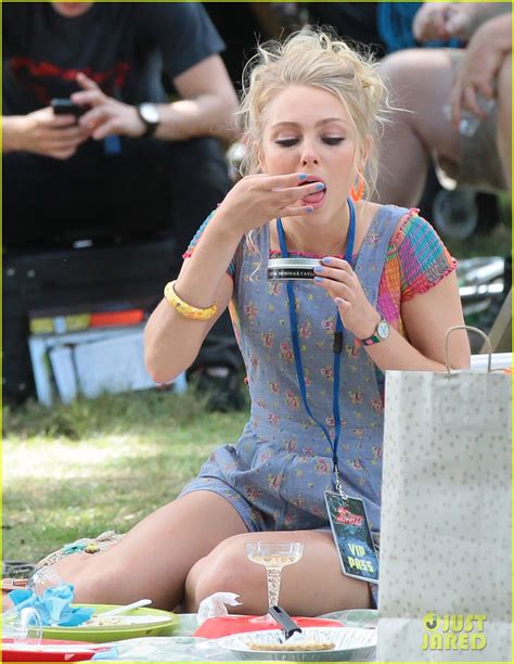 Annasophia Robb And Lindsey Gort Carrie And Samantha Picnic Photo