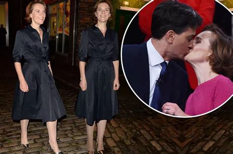 Ed Miliband S Chic Wife Justine Thornton Looks Super Stylish At Daily Mirror Party After