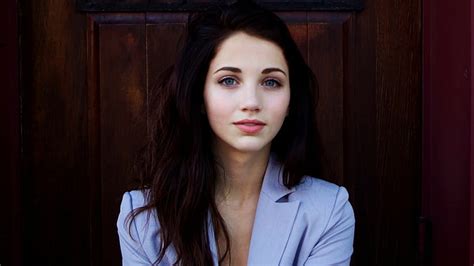 Free Download Hd Wallpaper Emily Rudd Looking At Viewer Smiling