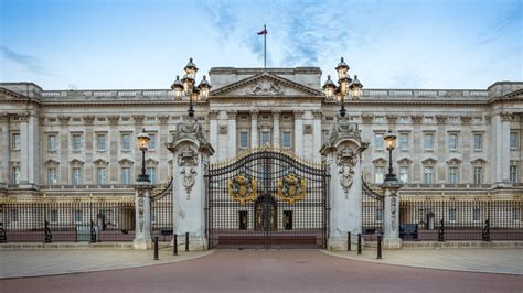 This Is How Many People Actually Live In Buckingham Palace Best