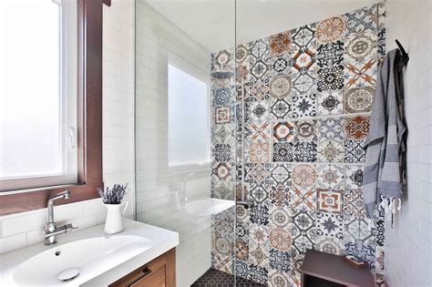 A double shower covered in really large marble tiles. 28 Small Bathroom Ideas with a Shower PHOTOS