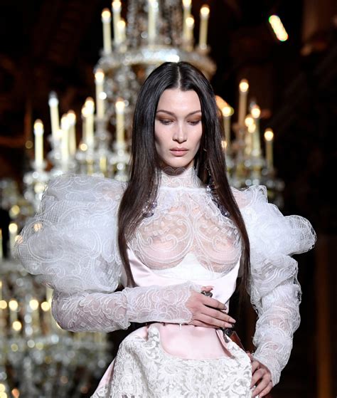 Bella Hadid décolleté transparent à la Paris Fashion Week 4 mars 2020