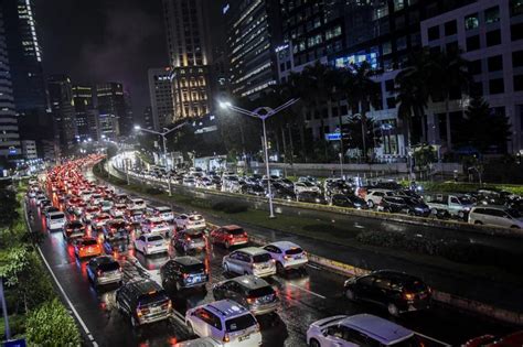 Arus Lalu Lintas Di Jalan Sudirman Jakarta Mulai Padat Republika Online