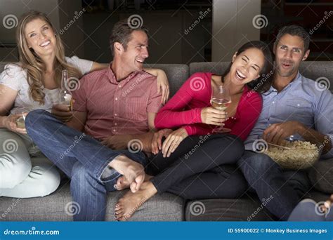 Groupe D Amis S Asseyant Sur Sofa Watching Tv Ensemble Photo Stock Image Du Quatre Couples