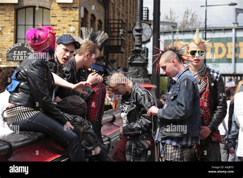 Großbritannien London Camden High Street Eine Gruppe Punks Auf Der Brücke über Das Schloss