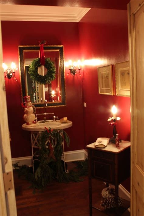 30 Bathrooms Decorated For Christmas