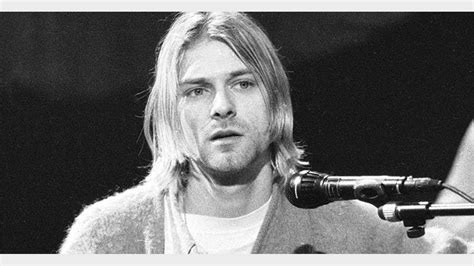 With a gravelly voice, blue eyes peeking out from curtains of blond hair, and an expression. ¿Sabías que Kurt Cobain durmió ocho meses en el sofá de un ...