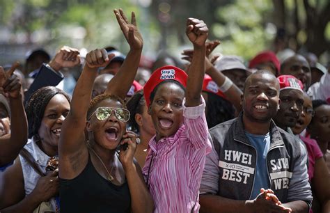 Miles De Personas Festejaron En Las Calles De Zimbabwe Por La Renuncia