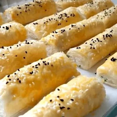 Hazır Yufkayla Pratik Peynirli Tepsi Böreği Tarifi Nefis Yemek