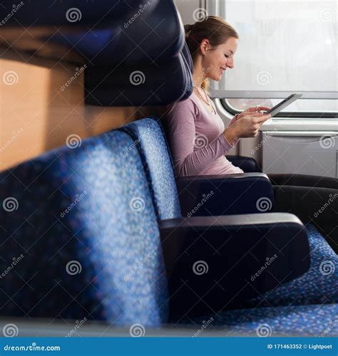 joven viajando en tren foto de archivo imagen de feliz 171463352
