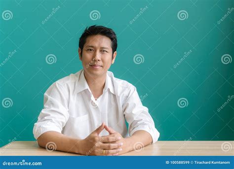 Retrato Del Hombre De Negocios Asiático Que Sonríe Y Que Mira La Cámara
