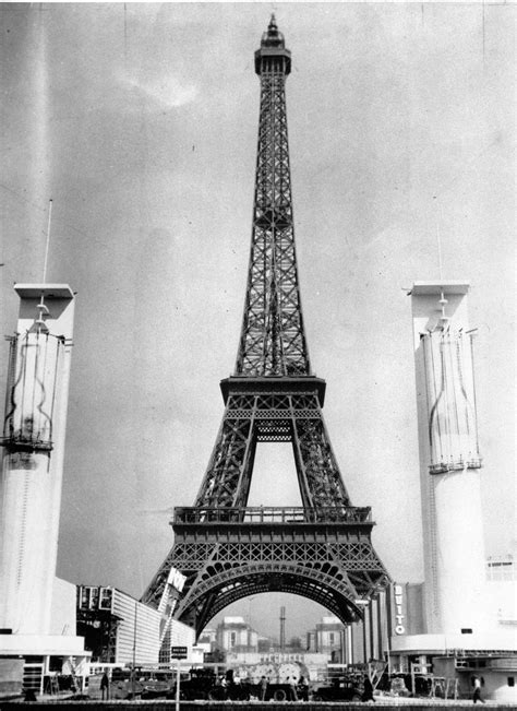 La torre eiffel es el símbolo de parís, fue construida para la exposición universal de parís de 1889 y actualmente es el monumento más visitado del mundo. La Torre Eiffel, el monumento más famoso de París
