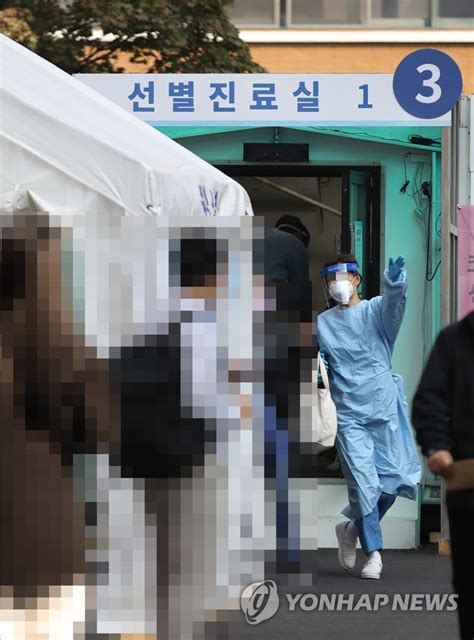 코로나19 신규 확진자 거리두기 1단계 첫날 100명 육박 연합뉴스