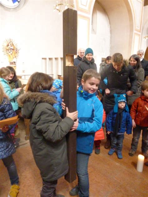 Vorwiegend übernehmen kinder das ratschen oder rumpeln, um den beginn des gottesdienstes anzukündigen.8. 20150403 Karfreitag - Kinder Kreuzweg