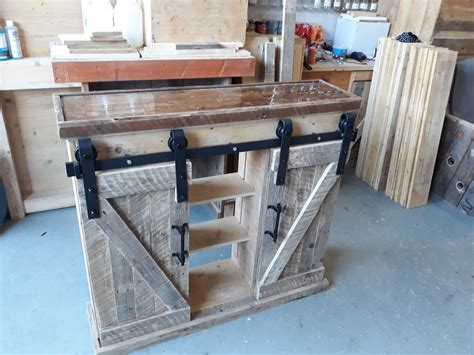 It has also been used as a healing agent in folk medicine. Kast gemaakt uit oude kaasplanken en oude pallets. (met ...