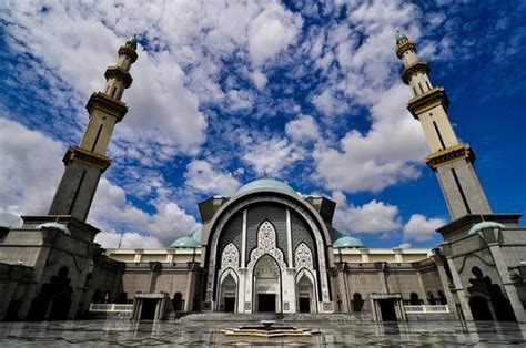 Masjid wilayah persekutuan is located in kuala lumpur. Federal Territory Mosque - Kuala Lumpur