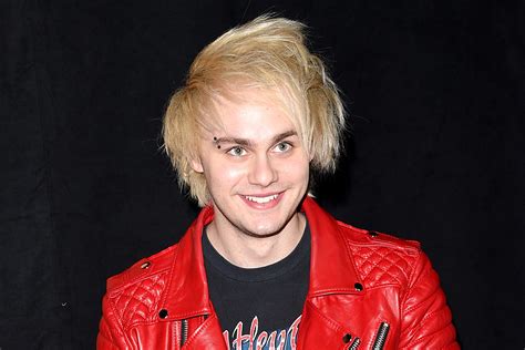 5sos Michael Clifford Burned By Pyro During London Concert