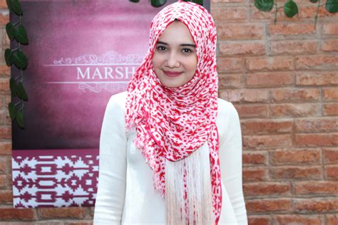 Pashmina,shawl, scarf, scarves adalah milik semua kalangan, dan bisa dipakai siapapun, anak anak, wanita, pria, bangsawan, rakyat biasa, dari agama apapun. Cara Memakai Hijab Gaya Turki | Tutorial Hijab