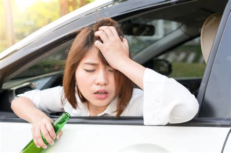 Premium Photo Drunk Asian Woman Feels Dizzy After Too Much Drinking