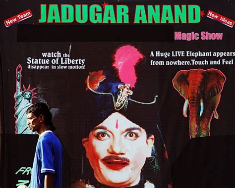 Gurusriguru Jadugar Anand Magic Show In Town Hall Bangalore