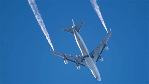 Boeing 747 Descarga Decenas De Litros De Combustible En Vuelo ¿qué