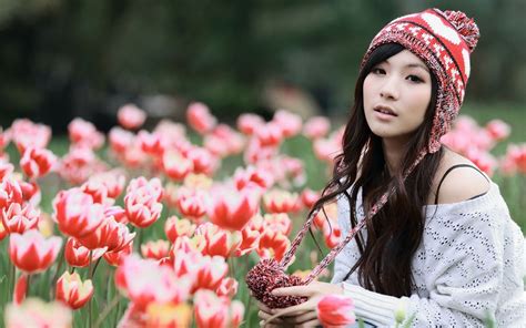Азиатка и тюльпаны Девушки Обои на рабочий стол Галерейка