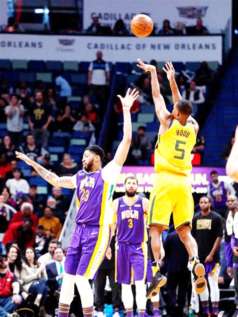 Tabloid newspapers, perhaps due to their smaller size, are often associated with shorter, crisper stories. NBA: HARUROT! | Balita - Tagalog Newspaper Tabloid