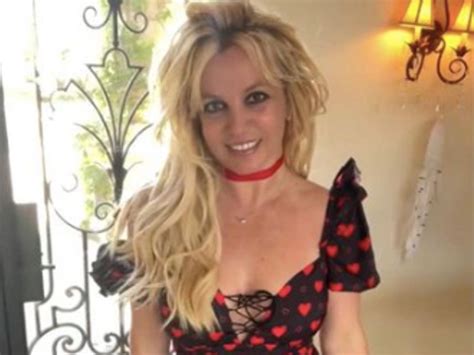 Britney Spears Posa Desnuda Con Un Perrito Y Enloquece A Fans