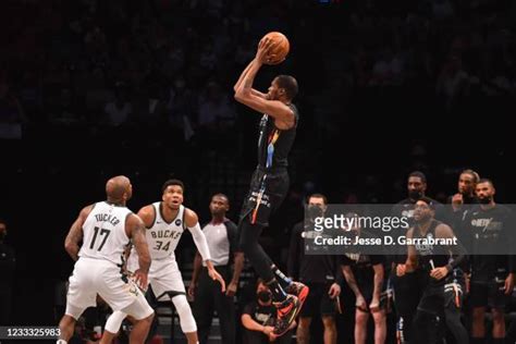 Kevin Durant Shooting Photos And Premium High Res Pictures Getty Images