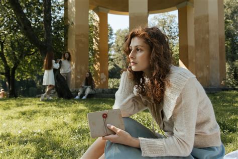有关facebook的故事 Instagram故事 公園 卷发 坐 女性 握住 方格式 日記 樹 毛線衣 涼亭 紅髮